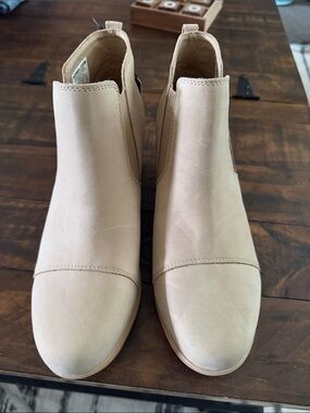 Sorel Women's Tan Chelsea Ankle Boots